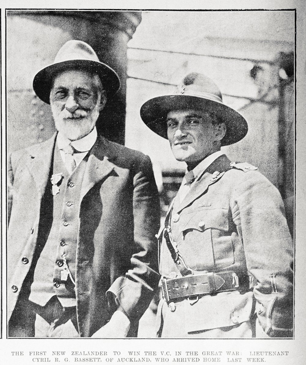 100 yrs ago Lt Cyril Bassett of Auckland – the first New Zealander to win the Victoria Cross in #WW1 – finally arrived home met by uncle George Powley. Bassett who had served with the National Bank before the war returned to the bank for the rest of his working life. #AftertheWar