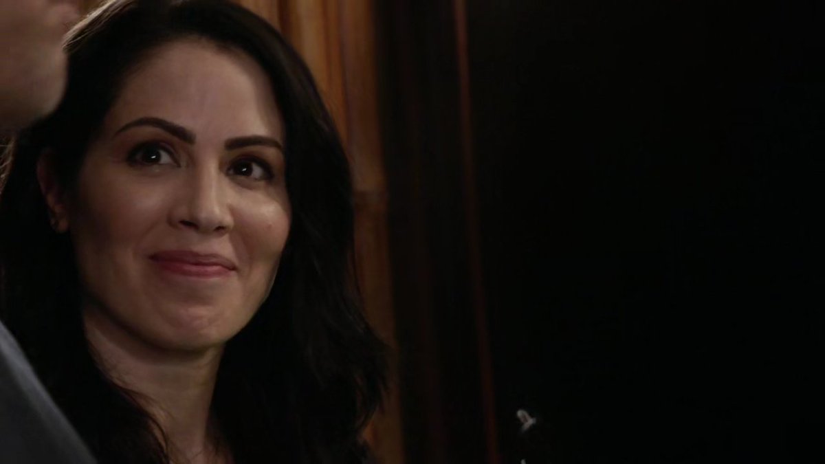 Ilse_Futbolista's tweet photo. the way she looked at Steve when they had to pretend to be married #H50 #McRoll #McRollForever https://t.co/gX0QwMZv99