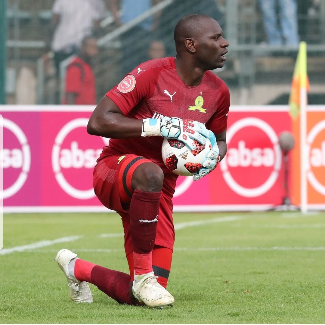 Our own <a href="/masindeonyango/">Dennis Onyango 🇺🇬</a> is the only player on CAF's best XI that plays in Africa,the rest play in Europe.Onyango ye engule yajambala dda.#CAFAwards18