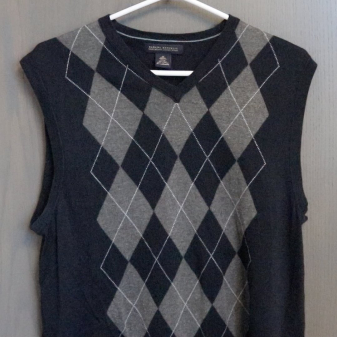 Happy National Argyle Day. 

Make sure to keep your eye out for this bad boy in one of my upcoming videos. 

#michaelgbeckett #yycrealestate #nationalargyleday #sweatervest  #argyle #realestate #calgaryrealestate #yyc #calgary  #remax #remaxcalgary #remaxcanada #remaxproyyc