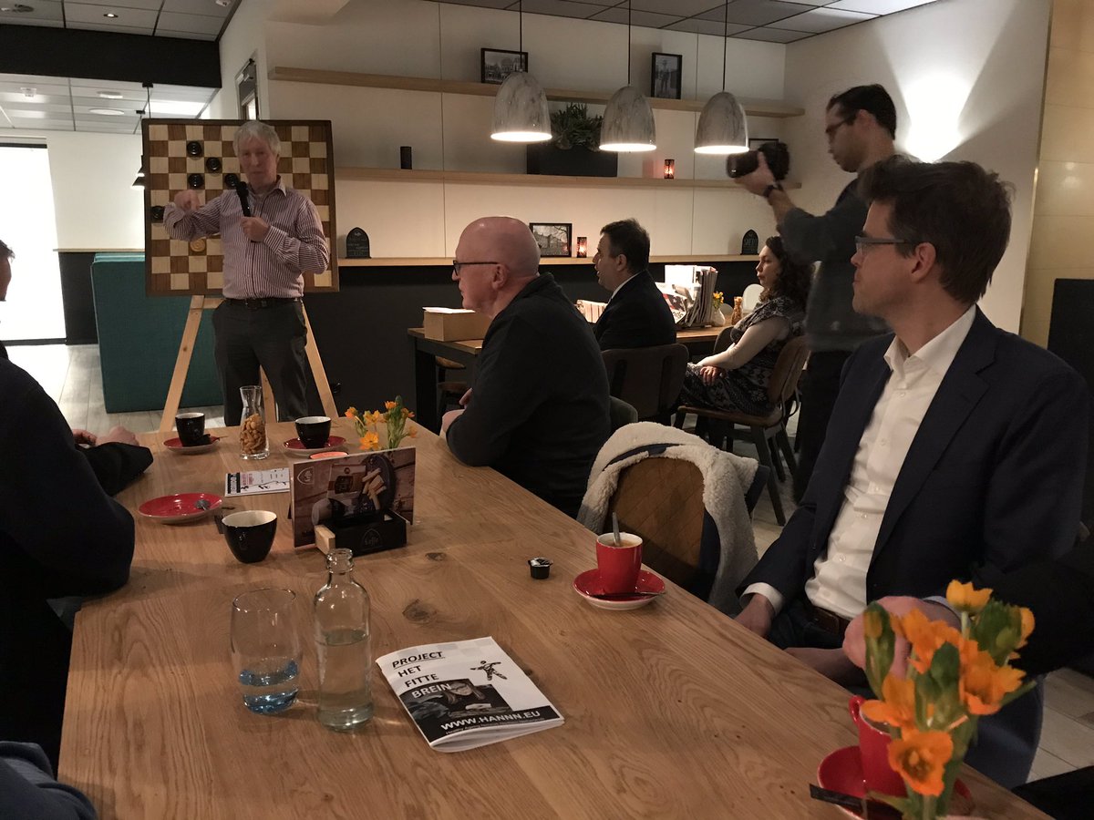 Wereldtitel's tweet photo. Tijdens de aftrap in #Assen blikte Wouter #Sipma terug op enkele partijen. Morgen om 12:00 uur ronde 9. @OndernemersFA @GemAssen @ProvDrenthe #dammen #wereldtitel #Boomstra #Schwarzman https://t.co/KJwsuMkAkY