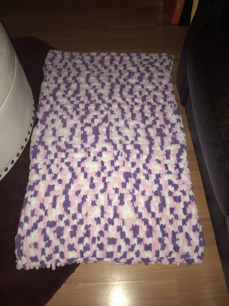 marissa__lyn's tweet image. Finished my niece’s blanket, now starting a new one #RedHeart #LoopIt #FingerLooping