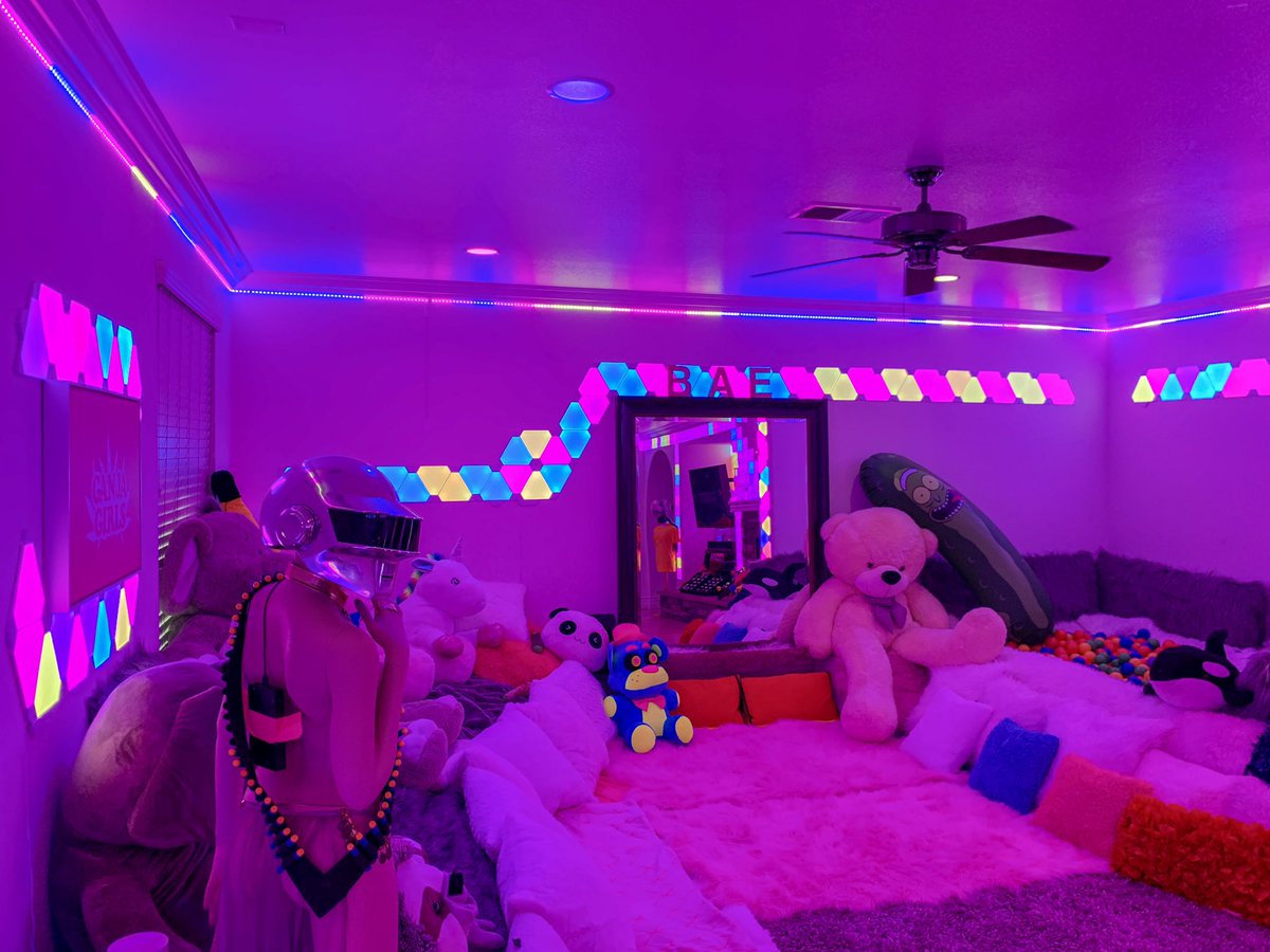 Hooked up my pad with more lights :) <a href="/nanoleaf/">Nanoleaf</a> #nanoleaf