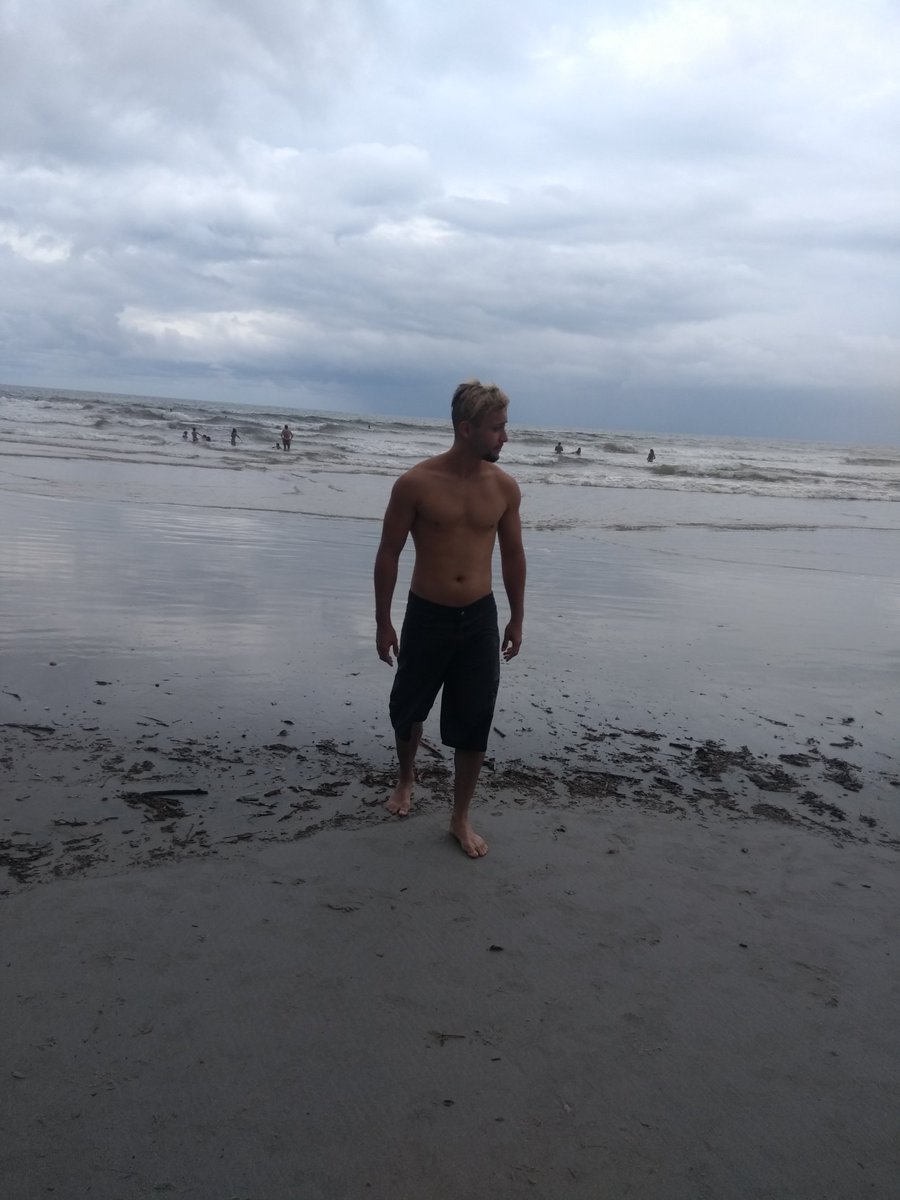 jhow_batman's tweet photo. Outras pessoas saindo do mar/ eu saindo #QuartaDetremuraSDV https://t.co/QTEmfiY82a