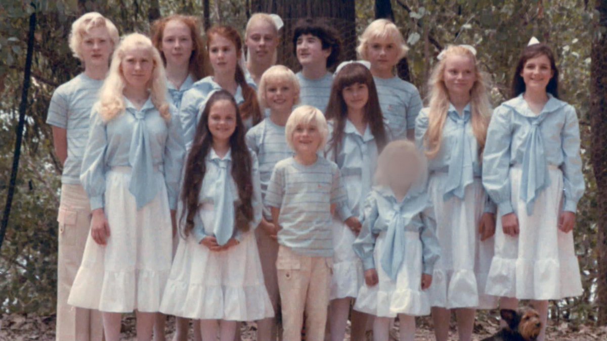 levmauc's tweet photo. No hay palabras para el terror que me ha producido el documental THE FAMILY. Anne Hamilton-Byrne no solamente 'adoptó' a 28 niños haciéndoles creer que era su madre. Los drogó con LSD durante años, abusó de ellos psicológicamente y los tiñó para hacerles creer que eran hermanos. https://t.co/neCguSIwHT
