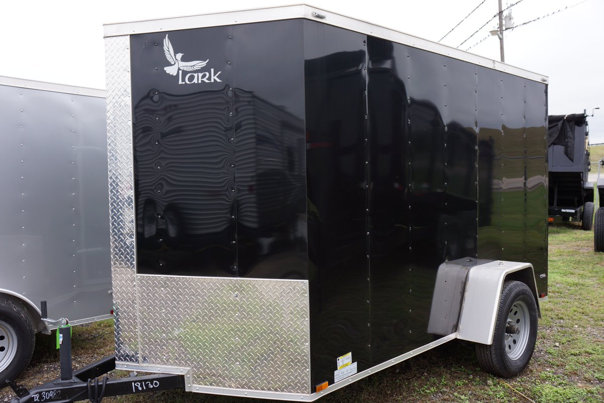 howdyrv's tweet image. Need to move some stuff? 🚗 Need some extra storage space? 📦 Check out this 2018 Lark United Cargo Trailer! 6'X10', V-Nose, aerodynamic design ✈️, 3,500 lbs axle capacity, spring-loaded ramp, and black alum. exterior. 👉bit.ly/2H0LarV #CargoTrailer #BumperPull