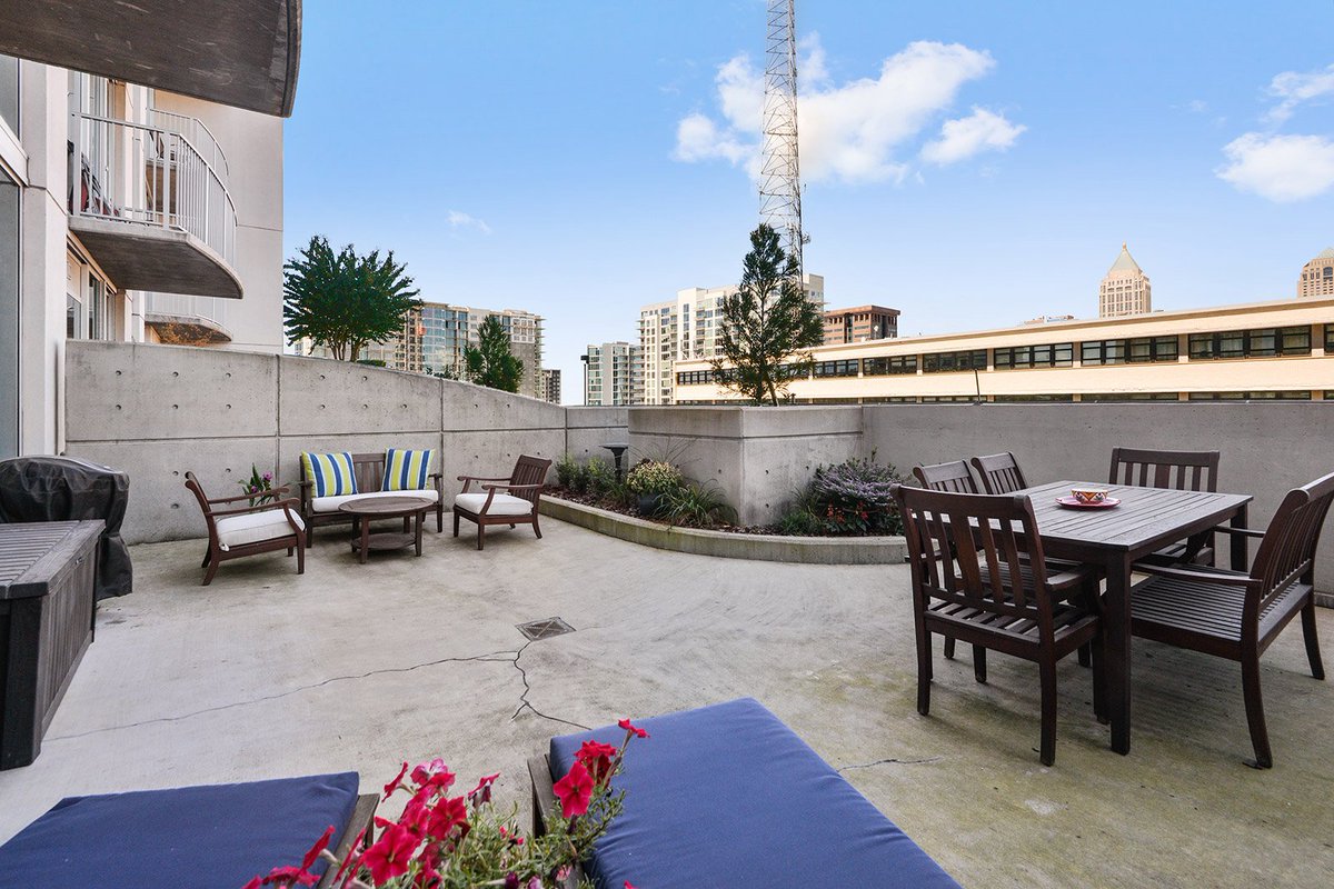 WRTheCollective's tweet image. With the weather we've been having in #Atlanta lately, a relaxing afternoon on this private 400+ square foot #balcony with #skylineviews seems like a dream! See more of this #condo in the heart of @MidtownATL here: bit.ly/2RiLHtK.