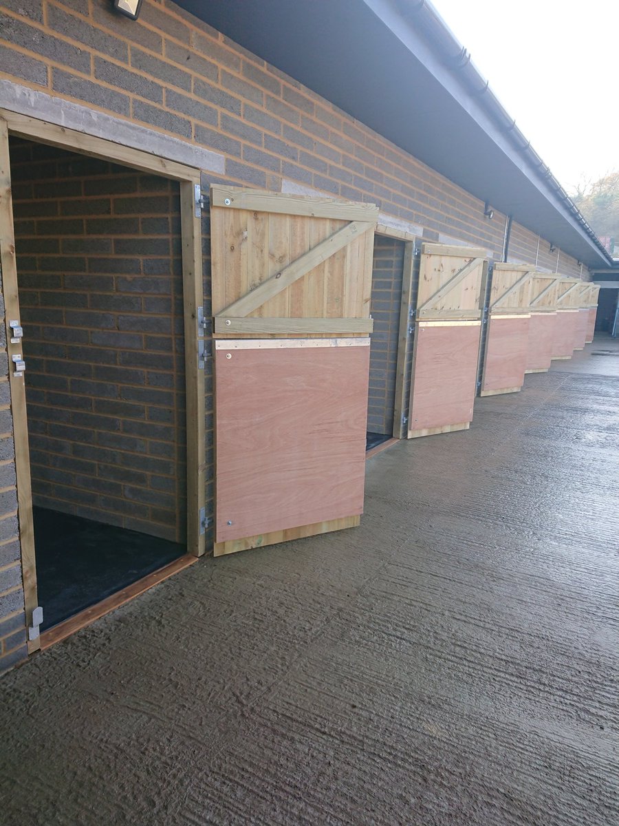 All 11 stables brand new and ready for the cold weather. Our slip-resistant and insulating floor mats work wonders all year round, especially in the colder months. Contact us for a free quotation 🙂
 #HorseHour #eventinghour #equestrian #horses #durable #GYM