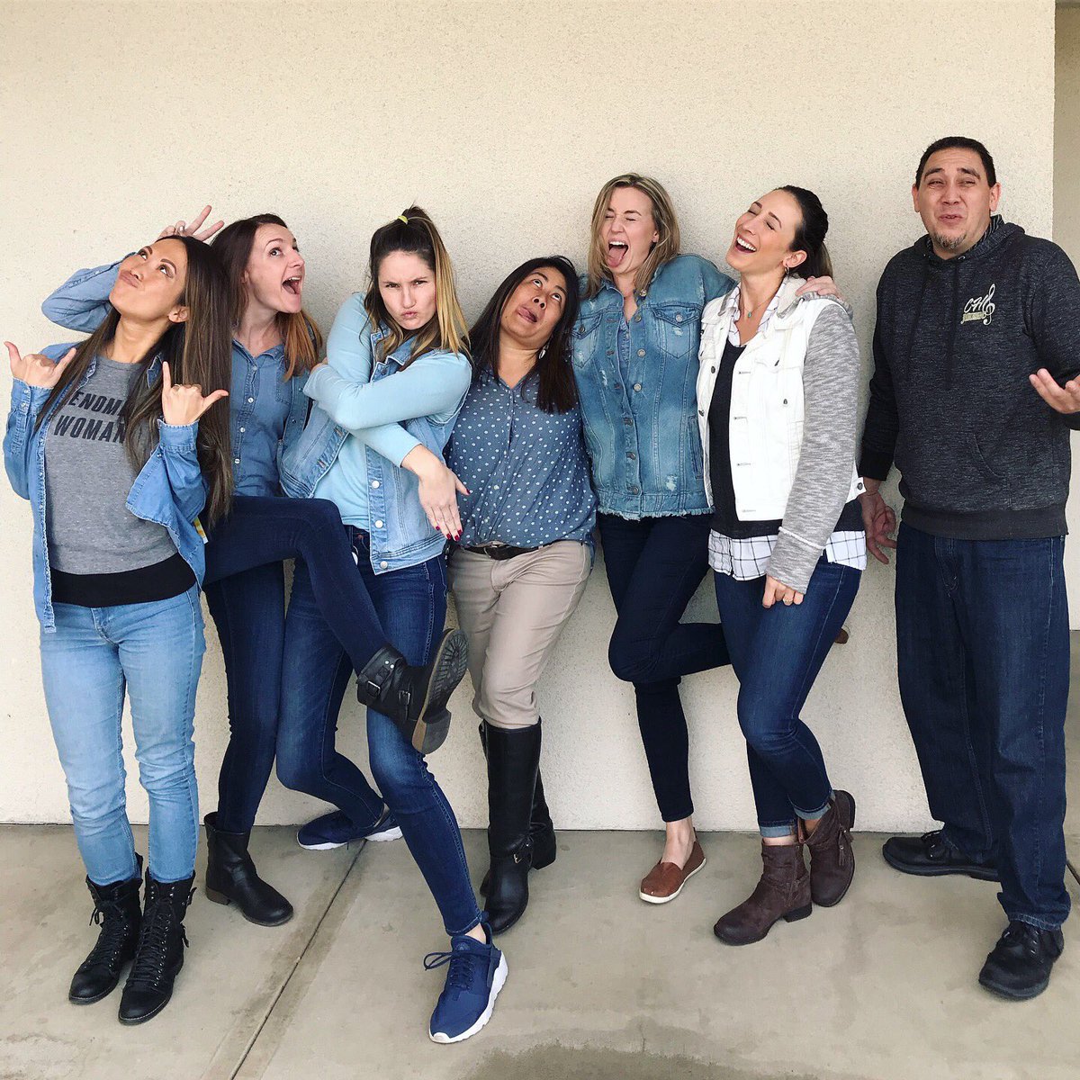 themelgillespie's tweet image. Dream Jean Team 👖💛🐾 #chscounselorsrock #badassarmy #chsspiritweek #denimday