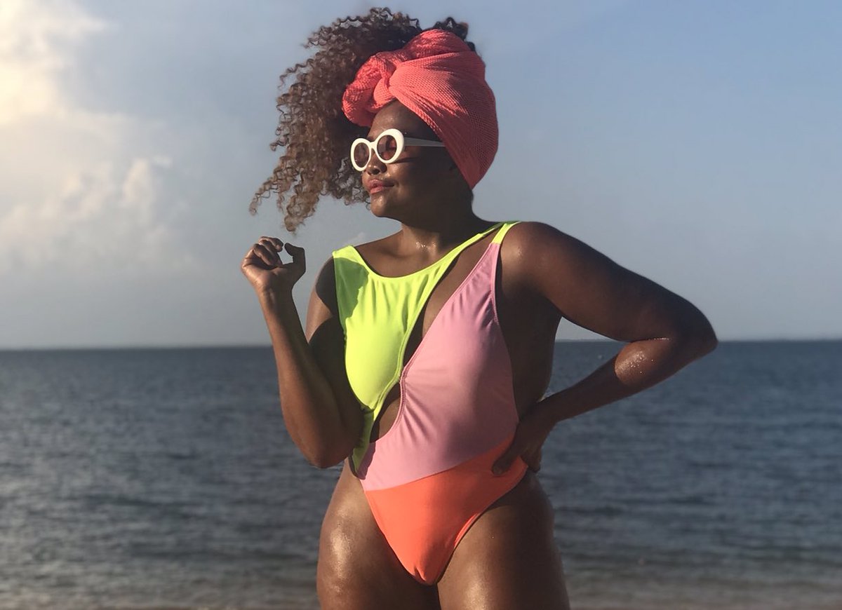 GabyAmarantos's tweet photo. Quero falar do tabu da vagina q muitas mulheres vivem, ñ pode marcar, tem q raspar. Chega, vamos nos livrar dessa merda, eu me olho e espelho e digo pra minha pepeka que ela é maravilhosa e quanto mais eu converso c ela mais eu descubro sobre mim. Experimentem manas! https://t.co/QrJdBBRSOa