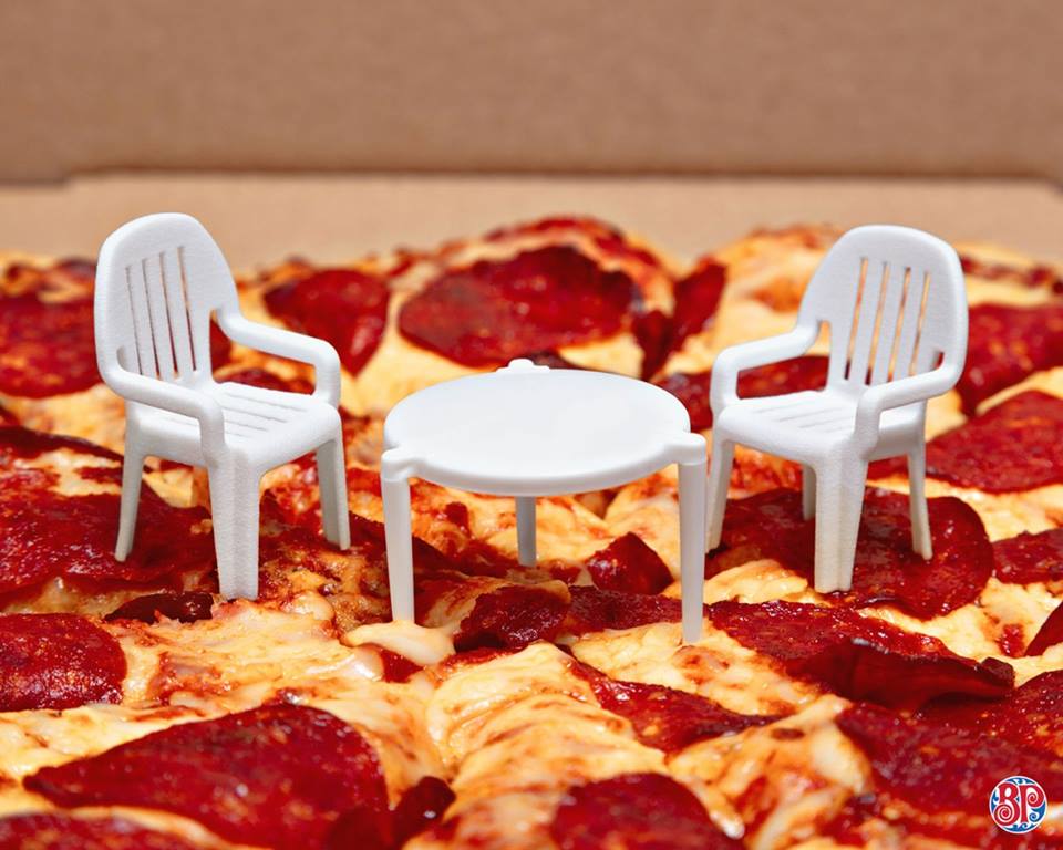 RevistaPICNIC's tweet photo. La agencia canadiense #JohnSt creó un set de patio miniatura para publicitar al restaurante #BostonPizza. https://t.co/1bkva520BZ