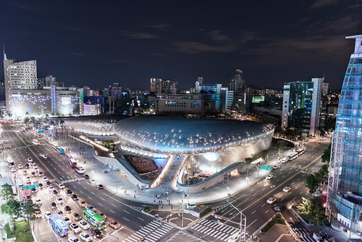 miceseoul's tweet photo. Reason #2 to #MeetinSeoul? The dynamic cityscape. Seoul has a mix of futuristic buildings like the Dongdaemun Design Plaza (동대문디자인플라자 DDP) and traditional structures like the 14th-century Namdaemun, one of the city’s historic gateways. #meetingprofs #eventprofs #pcma https://t.co/SH5JelRcIW