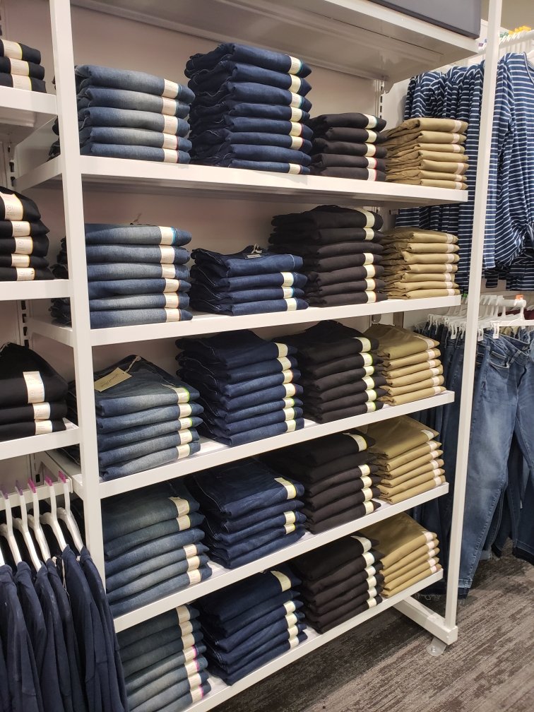 AClarkeVM1948's tweet image. The T1948 team did an awesome job with jean folds in Universal Thread! Keep it up! #MightyMedford #targetstyle #standards