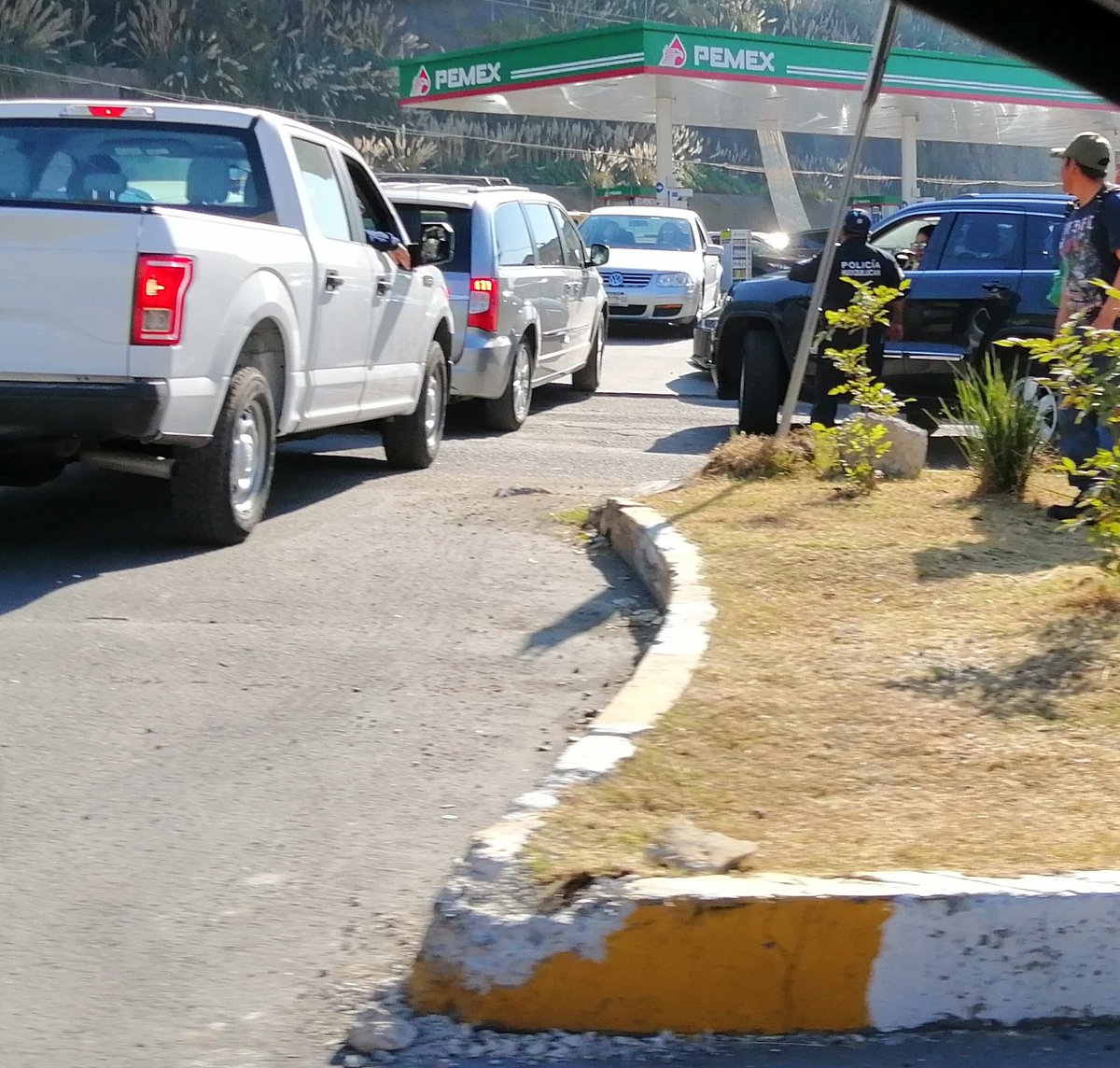 elyvakeva's tweet photo. Que horror!!!! La gasolinera de la caseta de Interlomas esta colapsada!!! La de Huixquilucan ya no hay!!! Esto es lo único que ocasionas @lopezobrador_  maldita la hora que ganaste!!!😡😡😡😡😡😡😡😡 #NoHayGasolina #DesabastoGasolina  #EdoDeMx #CdMx https://t.co/IaPgfJcCSY