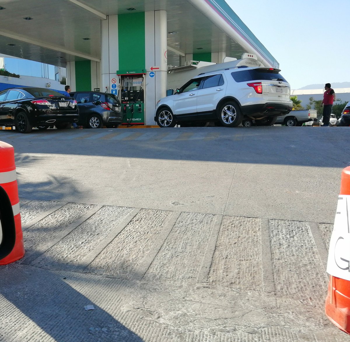 elyvakeva's tweet photo. Que horror!!!! La gasolinera de la caseta de Interlomas esta colapsada!!! La de Huixquilucan ya no hay!!! Esto es lo único que ocasionas @lopezobrador_  maldita la hora que ganaste!!!😡😡😡😡😡😡😡😡 #NoHayGasolina #DesabastoGasolina  #EdoDeMx #CdMx https://t.co/IaPgfJcCSY