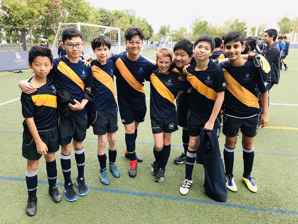 HHKSShackleton's tweet photo. The Shackleton machine rolls on as the #boysofshackleton get fired up for the Year 8 inter-House football with a tunnel of honour! Come on boys! #boysofcourage #boysofhonour @HarrowHKSport @Harrow_HK @HeadHarrowHK https://t.co/1zBC23xpFh