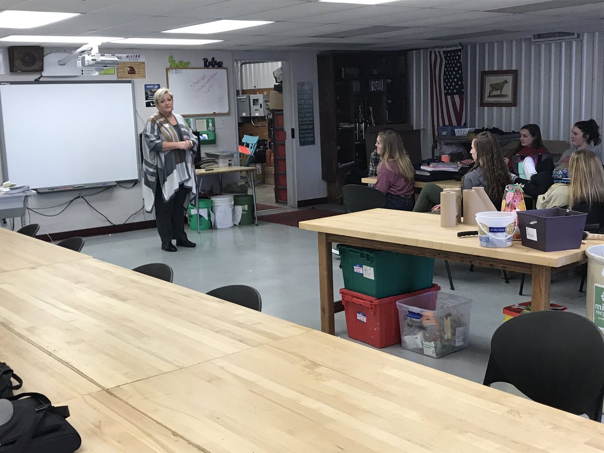 miltonagdept's tweet photo. Thank you Jane Blain Gilbertson for coming in and talking to the seniors in Ag Business class! Great message to future business leaders. @FarmandFleet #MiltonInnnovation @Milton_FFA @stacyskemp https://t.co/OIVpiMymVr