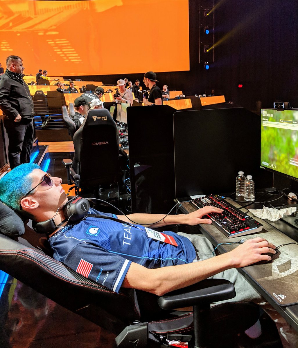 1 hour till game time @LANdooonPUBG  is ready. #NPL day two!!!!