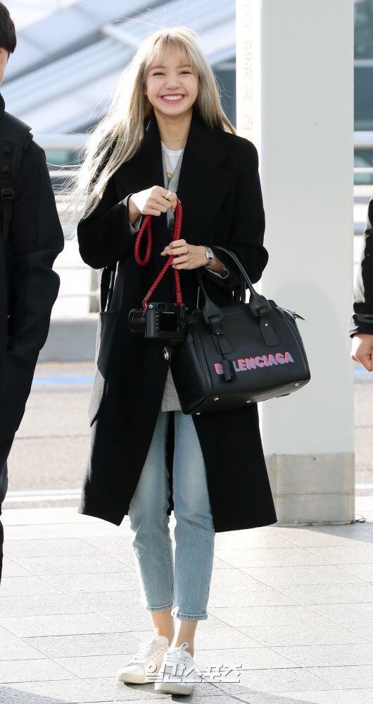 LISA fan account tweet media