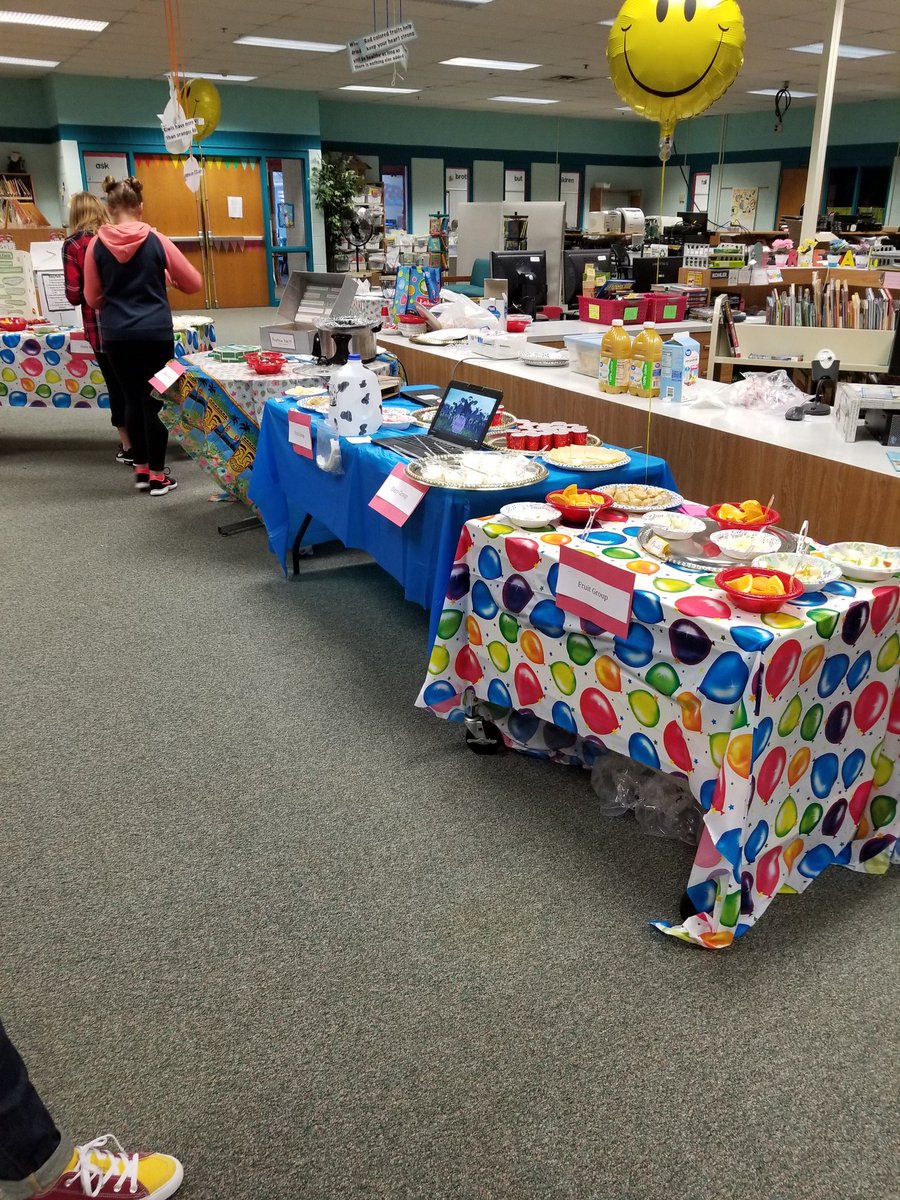 jakejaniszewski's tweet photo. @MrsRunquist this teacher went above and beyond for her students.  Writing a ship grant so the students could learn about nutritious food and then try them out.  Students rocked their projects!
#wyomingway
#tlap
#kidsdeserveit 
#MakeitReal https://t.co/e1oXrSBeee