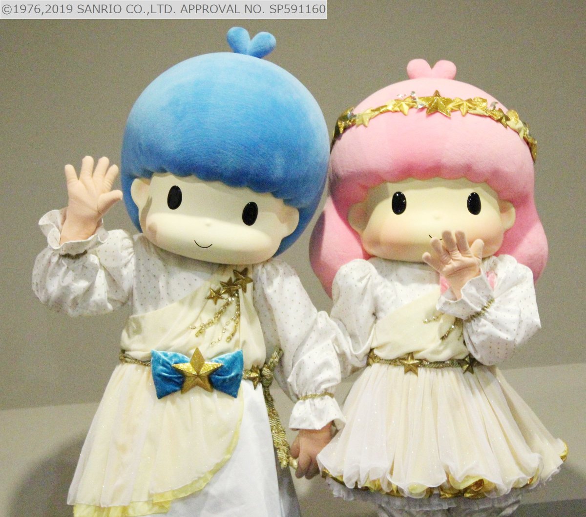 ハローキティハッピーフライト 公式 Twitterissa 昨年12 23のキキとララ ショップのレジに挑戦した後 キキとララのミニステージ ステージ前のオフショップも公開 みなさまありがとうございました ハローキティハッピーフライト キキララ リトルツイン