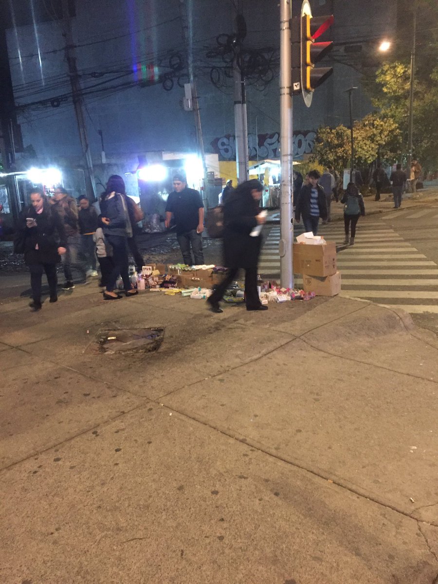 andreschavezr's tweet image. Mira @Claudiashein @AlcaldiaAO que chulada, aquí una persona vendiendo algo así como fayuca y a unos metros policia de @SSP_CDMX esto en el #Relox frente a Burger King y mbus Dr. Gálvez