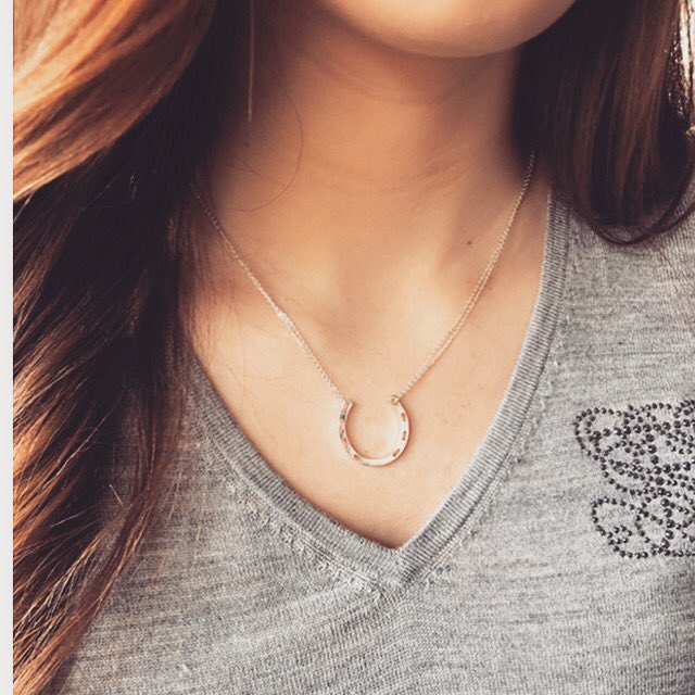 LeFashNY's tweet photo. Need a visit from Lady Luck? 🍀Our hammered brass horseshoe necklaces come either gold or silver plated ➕ feature a dainty, double chain for extra strength. 💪🏻Wear under your favorite show shirt or pair with our Crystallized ✨Merino V necks for some sparkle &amp; good fortune.🔮 https://t.co/xVPxfECMGj