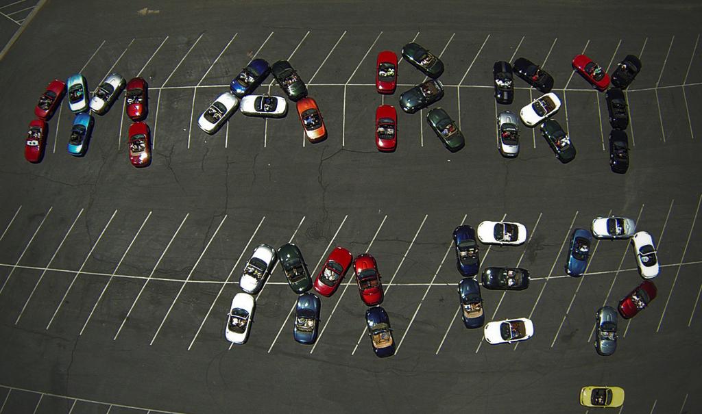 MazdaOficial's tweet photo. Un novio juntó 44 autos Mazda MX-5 para proponerle matrimonio a su novia. 💍#FeelAlive #FanMazda https://t.co/45wacTKmeu