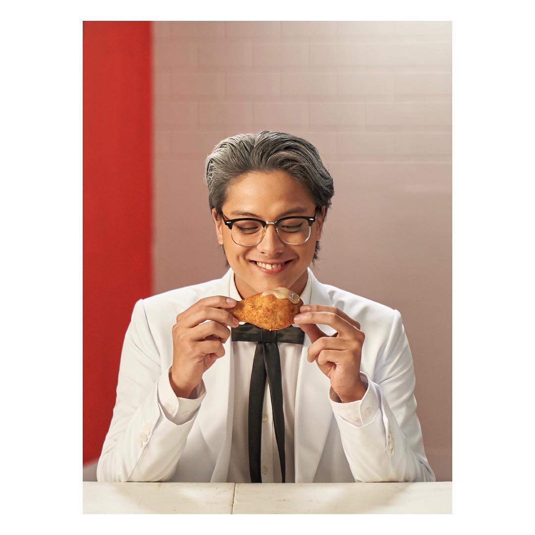 KATHNIELSpikers's tweet photo. "Get you a guy who looks at you like Daniel looks at the KFC Original Recipe Chicken ππ
@imdanielpadilla π @kfcphilippines
#DanielTheNewColonel
https://t.co/TkMLaJY9Wh" https://t.co/6AMzAIcfnJ
