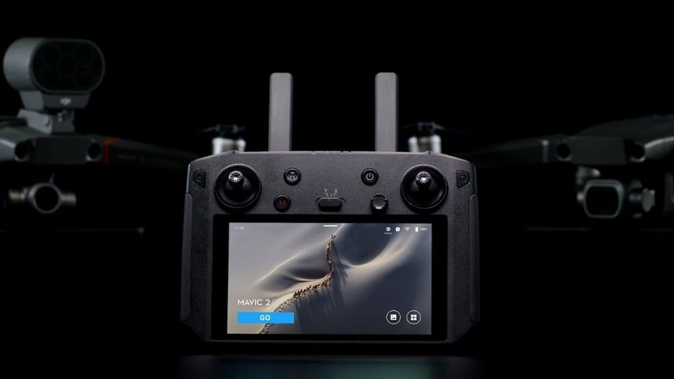 Alt_copter's tweet photo. #DJI launches smart controller for #Mavic2 with 5.5 inch #CrystalSky screen, android, hdmi out and range enhancement up to 8km https://t.co/Q4hmGaZNkn by @DJIGlobal #CES2019 https://t.co/AnzkqHmsy8
