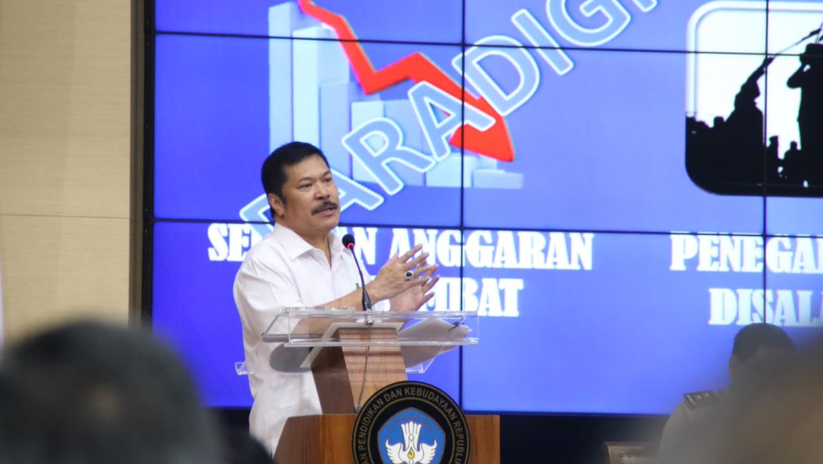KejaksaanRI's tweet photo. JAM Intel, Dr. Jan S. Maringka mnjd slh satu narasumber dlm kgiatan Penguatan Tata Kelola Pelaksanaan Anggaran Th.2019 dlm mwujudkan Zona Integritas mnuju Wilayah Bebas dari Korupsi (WBK) dan Wilayah Birokrasi Bersih Bebas dan Melayani (WBBM) dilingkungan Kemendikbud.#KejaksaanRI https://t.co/tCewNx4OAT