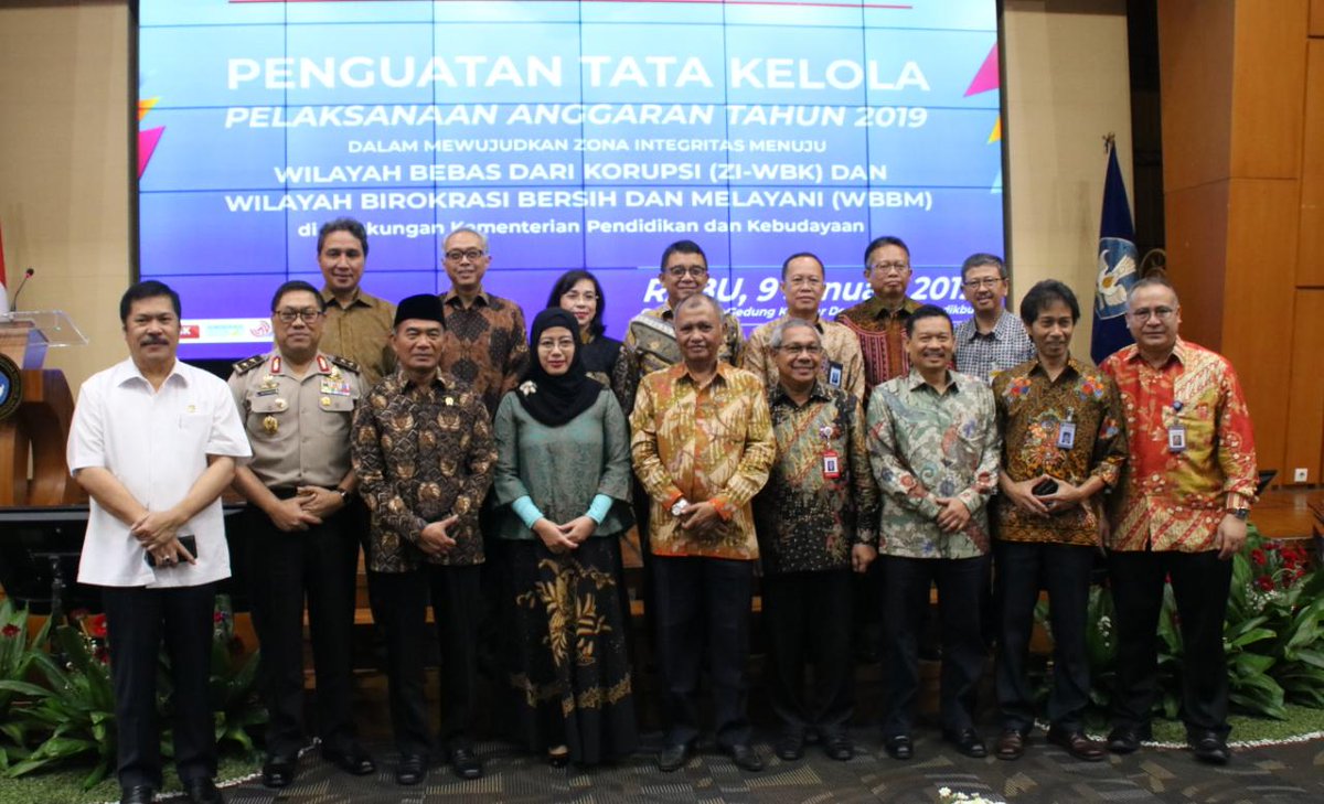 KejaksaanRI's tweet photo. JAM Intel, Dr. Jan S. Maringka mnjd slh satu narasumber dlm kgiatan Penguatan Tata Kelola Pelaksanaan Anggaran Th.2019 dlm mwujudkan Zona Integritas mnuju Wilayah Bebas dari Korupsi (WBK) dan Wilayah Birokrasi Bersih Bebas dan Melayani (WBBM) dilingkungan Kemendikbud.#KejaksaanRI https://t.co/tCewNx4OAT