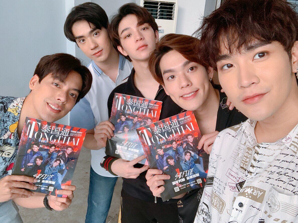 rsvk06's tweet photo. ใครอยากได้บางคร้าบบบบ!! 🙌🏻 SBFIVE x Tongthai Magazine 📚 นิตยสารท่องไทยพร้อมลายเซ็นของ 5 หนุ่ม ♥️ .. แจกฟรี❗️ สำหรับแฟนๆ ที่รักและชื่นชอบน้องๆ #SBFIVE นะจ๊ะ ฝากติดตามกิจกรรมร่วมสนุกกันในเพจ FB: TongthaiMagazine | Weibo: Taiguotong | IG: @tongthai_magazine เร็วๆ นี้นะครับ 🇨🇳📚🇹🇭 https://t.co/JwsRhuRlzS