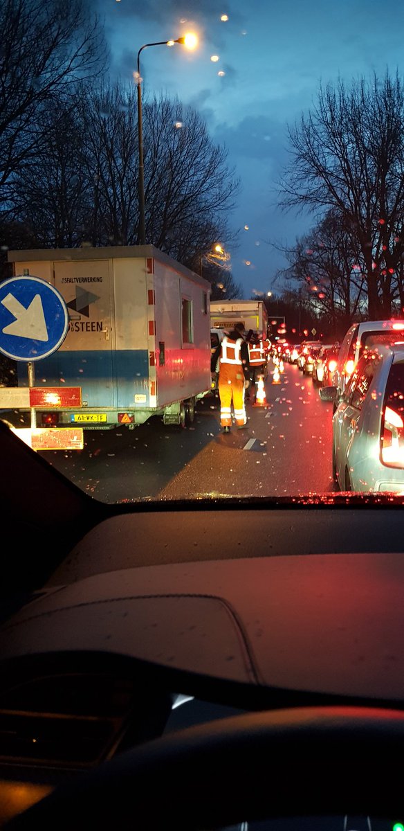 He <a href="/StichtseVecht/">Gemeente Stichtse Vecht</a>, heel fijn dat dat gat in de Vogelweg na maanden eindelijk gerepareerd wordt, maar moest dat nou echt midden in de ochtendspits? #verkeerschaos