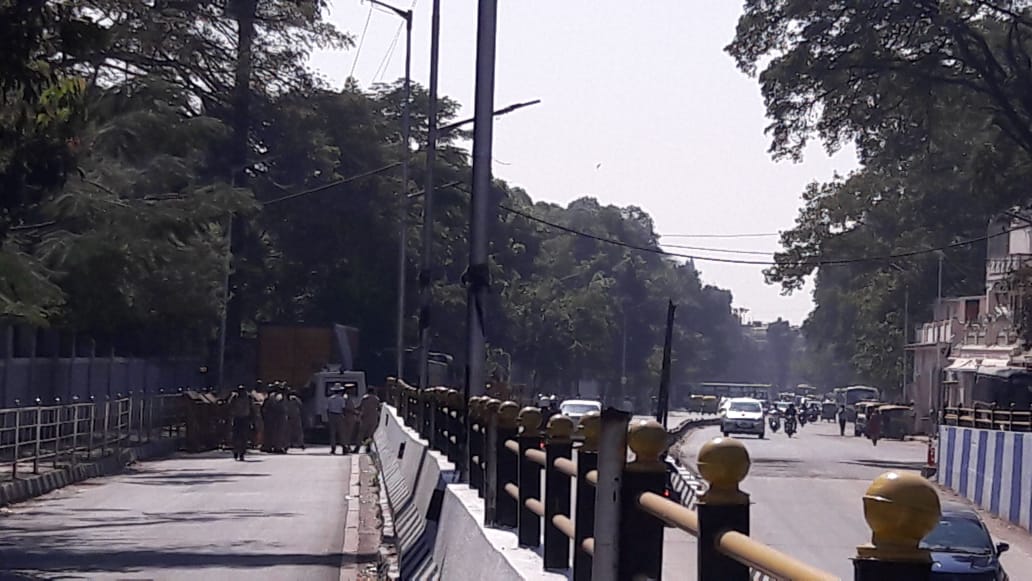 DeccanHerald's tweet photo. Installing barricades at Maharani's College underpass to stop protestors from reaching Raj Bhavan. | #DH_Photo by @SandeshMysore7 | #WorkersStrike https://t.co/Ck6mK7pXbc