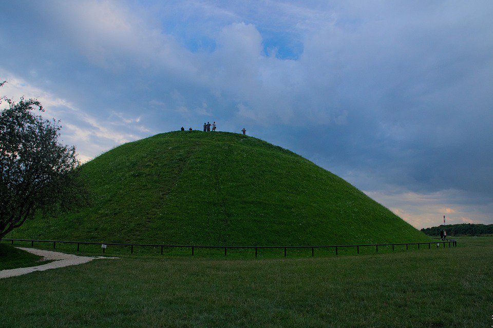 PierogiMan1's tweet photo. Uncovering the possible Celtic secrets of Poland's Krakus Mound. Read---> https://t.co/5widcUpQKq #Poland #Krakow #History #Celtic https://t.co/WZ6UL9DSRx