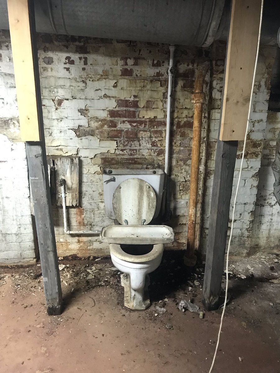 swkissel's tweet photo. @JustinMcElroy @travismcelroy @griffinmcelroy @MBMBaM  secret landlord toilet https://t.co/WRwXOYoti9