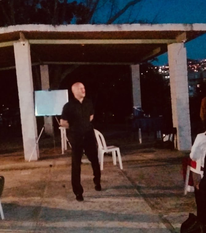 UrbinaAlta's tweet photo. Tener a Juan Antonio Pérez  en su seminario sobre #PNL aplicado al “Autosabotaje” fue un lujo para #LaUrbina, #ParqueMOS. Tuvimos +70 personas atentas a cada tip. Gracias @vivirpnl. @LaUrbinaActiva y #ACUA unidas para la comunidad. https://t.co/9lDqtV1fEf