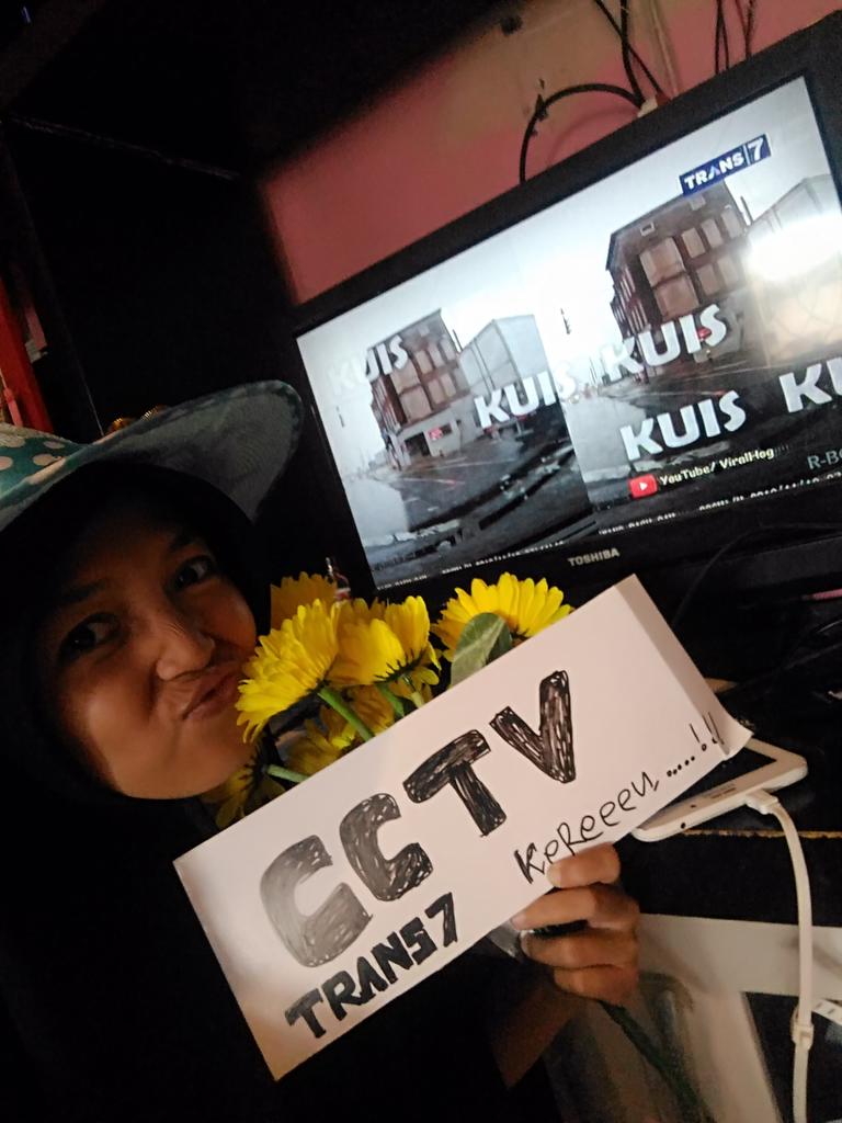 Cha_aggrisya's tweet photo. Heyyy Mas Brur dan Mbak Seus.. udehh kaga usah pd ngributin 80jt yg viral ituh, mendingan juga nonton @CCTV_TRANS7 @news_trans7  tayangan kagak kalah viral dr berita2 yg ntuuhh..dijamin yg lg stres bakalan hepiii se-hepi2nya..😂 @Iismardiah15 @nirma_indriyan @syaken_dads https://t.co/bXABc4y8Ms