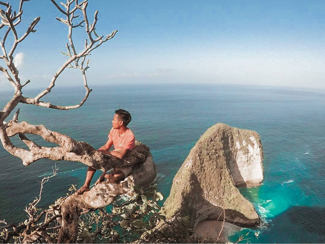 Potret <a href="/backpackersopan/">Bagas Mustawa</a> saat menikmati jamuan alam di Pantai Kelingking, Nusa Penida, Kabupaten Klungkung, Bali.