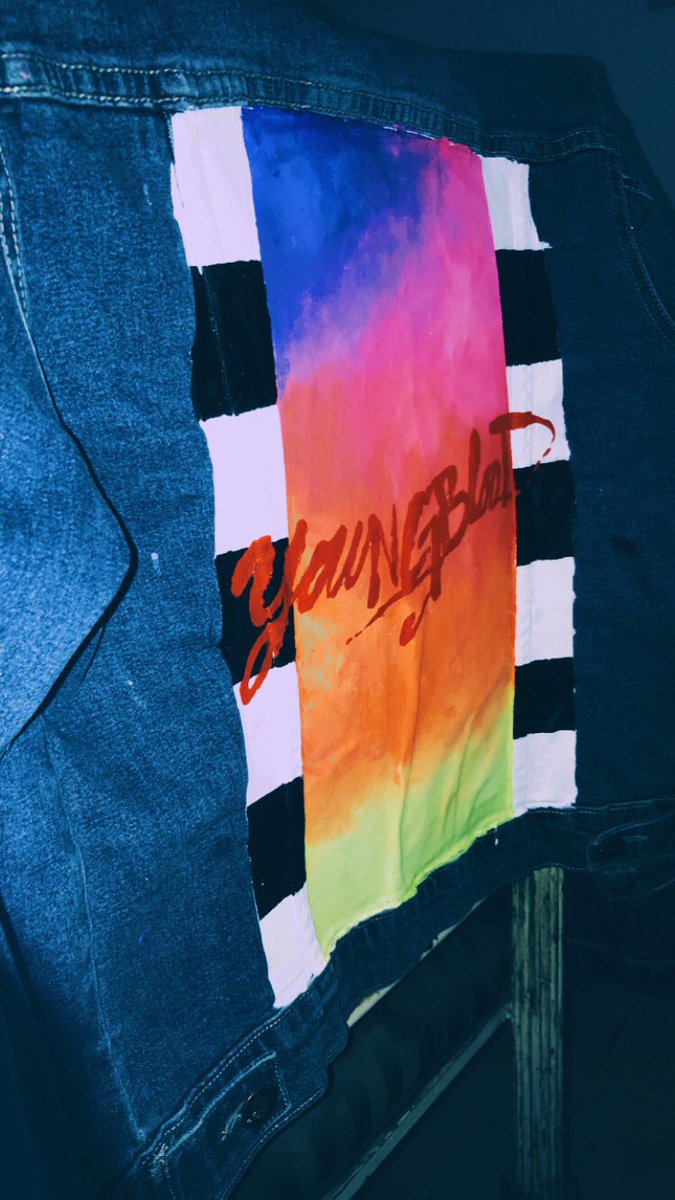 Itsvanenavarro's tweet photo. Hi guys! I painted my jacket, how does it look?🖤
#5SOSFam #5sosinbali #5SOSPOSTER #5sosfamaresnitchers2k16 #5sosmorelive #5sosdeservedagrammynomination #5SOS #youngblood @Michael5SOS @Ashton5SOS @shmandeluca @candidlyluke @Luke5SOS @5SOS https://t.co/mphYGamxYt