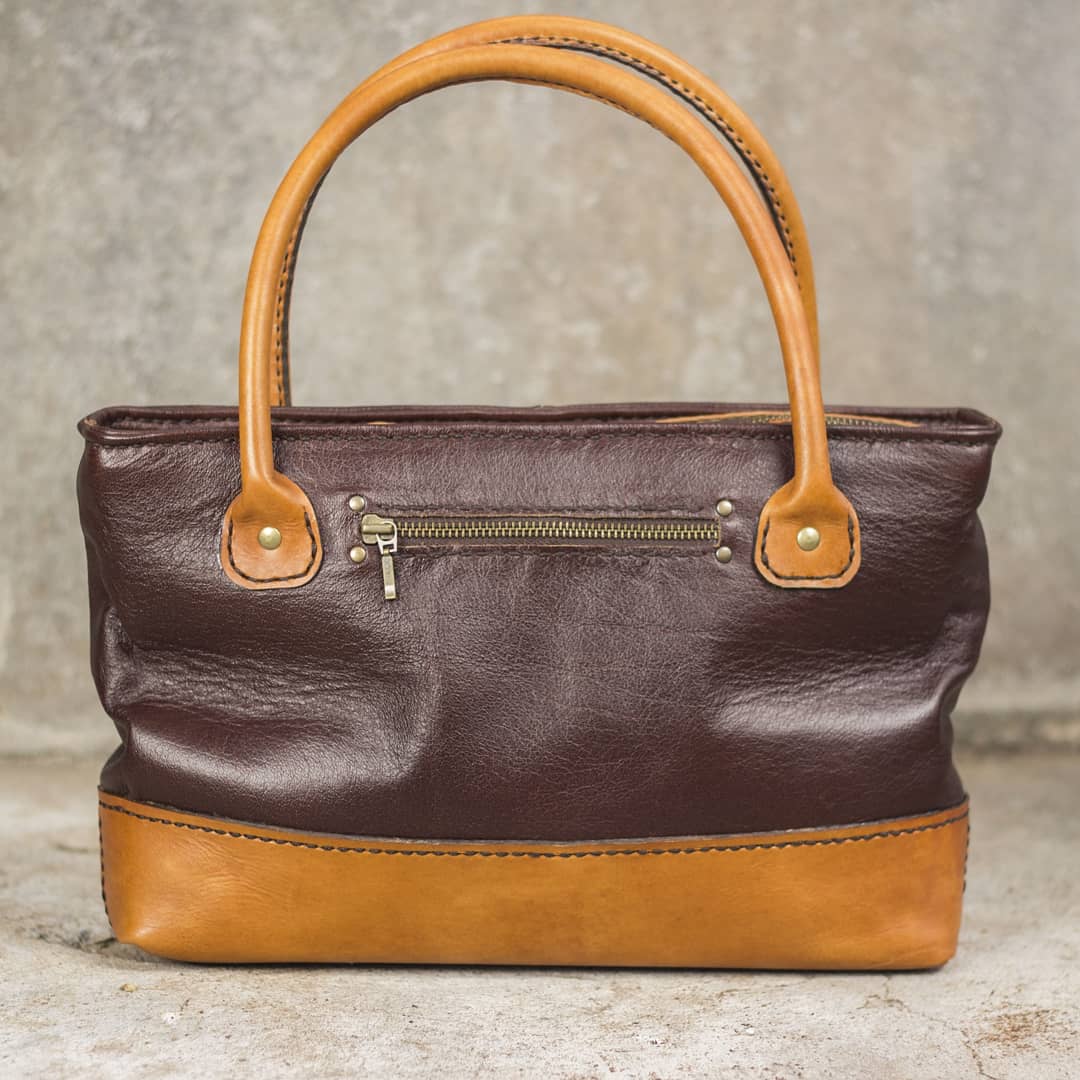 MarkOfLegend1's tweet photo. Handbag done in Nicotine Brown and Light Tan. Handbag has one main compartment with zip closure, one outside zip pocket, one inside zip pocket and one inside pouch pocket.
Dimensions: 320mm x 210mm x 80mm
#markoflegend #genuineleather #realleather #leatherhandbags https://t.co/yrOk6XCCOZ