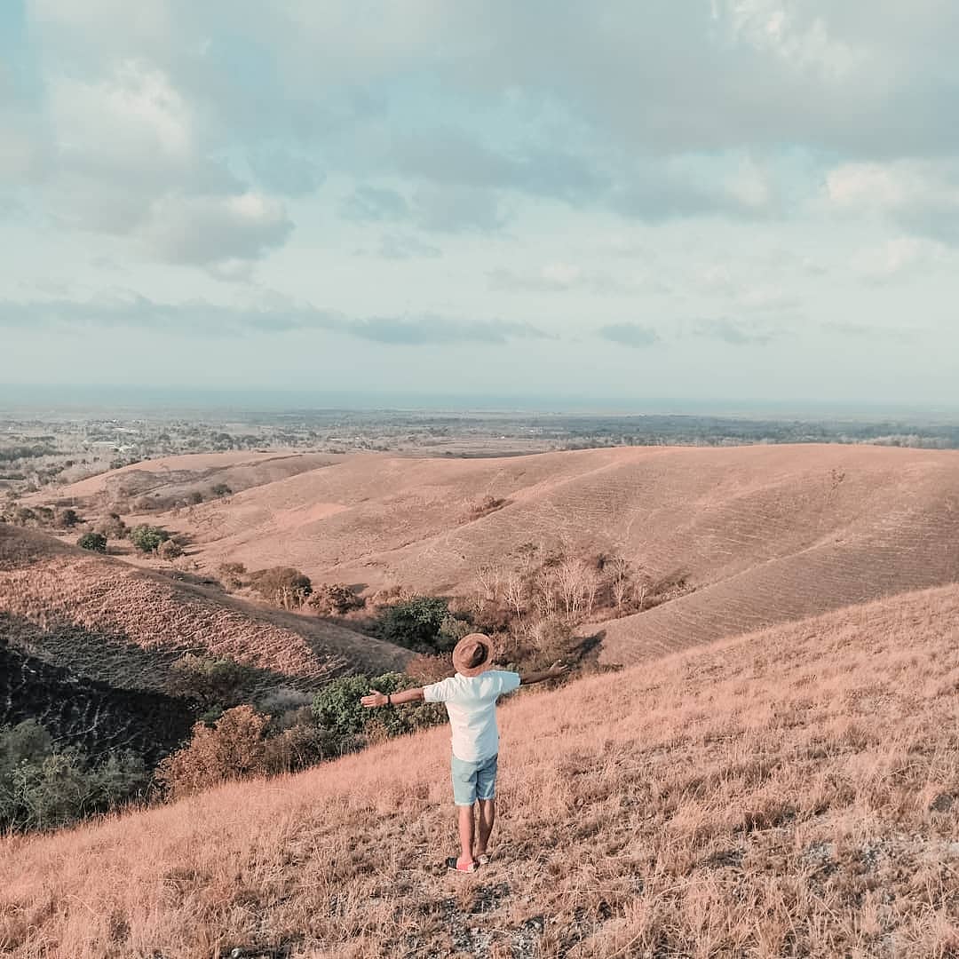 Sejauh mata memandang : HOW GREAT IS OUR HOME 🏜✨
#Live2Wander #WanderReady
.
.
📸 <a href="/davesaktia/">Dave Edi Saktia</a>
📍 Lendo Ngara, Karuni - Nusa Tenggara
