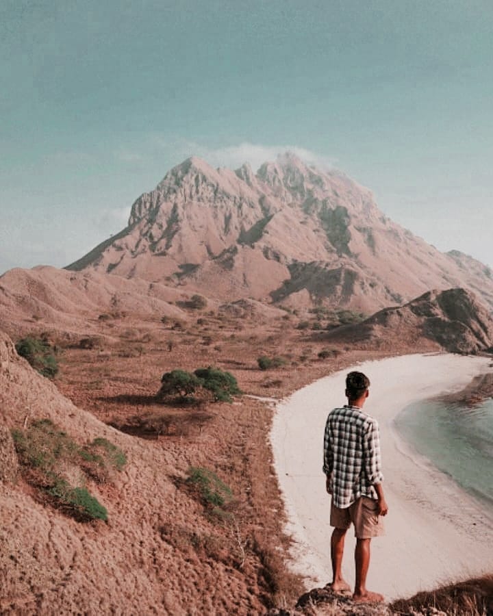 Breathtaking scenery #Live2Wander
_
Sebuah pulau yang telah dikukuhkan dalam situs Warisan Dunia oleh UNESCO pada tahun 1991. Sudahkah kamu kesini Wranglers?
_
📸 <a href="/backpackersopan/">Bagas Mustawa</a>
📍 Pulau Padar, Taman Nasional Komodo - Nusa Tenggara Timur