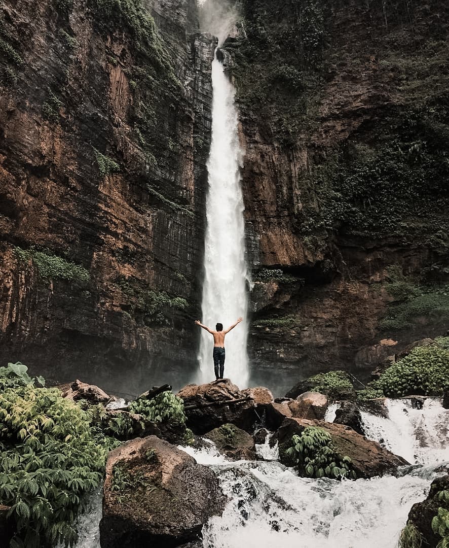 Tegasnya warna bebatuan, hijaunya dedaunan, dan derasnya aliran air membuatku terdiam dan terbawa. Ya, Indonesiaku sangat indah 🏞✨
__
#WranglerJeansID #WranglerJeans #WanderReady #Live2Wander