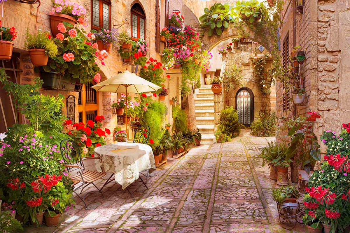 итальянский дворик. италия мощеные улочки. италия флоренция улицы цветы. панорамные фрески апплико. старинные улочки франции.