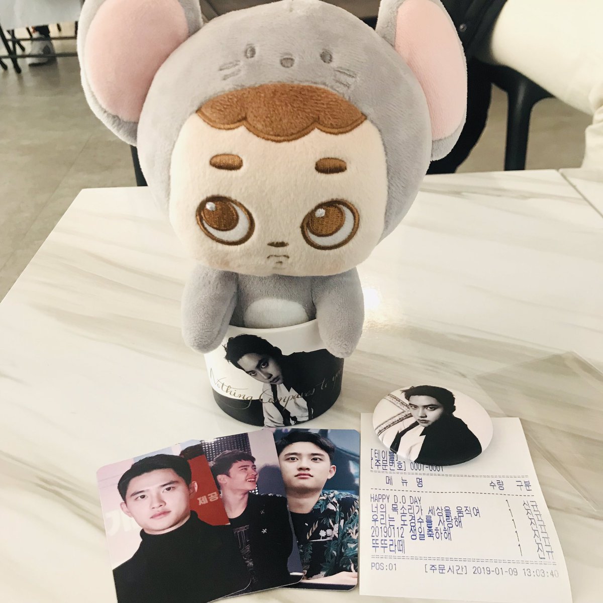dyome0112's tweet photo. 노스폴에서 경수컵홀더 받으러왔어요~ 미리 경수생일추카💕 @930112_doday   열어주셔서 감사합니다!!  컵홀더랑 포카 거울 다이뻐요! 뚜뚜라떼 너무귀엽고 맛도있어요👍 카페도 너무이쁘고 사장님굿굿!!
언제나 꽃길만 걷자🐧❤️
#대구노스폴 #노스폴 
#우리는_도경수를_사랑해 
#2019112_디오생일 https://t.co/UuMwTXCWc9