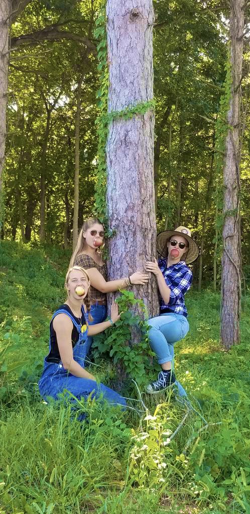 KatieIverson17's tweet photo. Happy birthday to this corn eating, apple eating best friend of mine! Hope your 20th is snow(flake) much fun! π€©π #Halfwayto40 @Lexxbennis8 https://t.co/WvpEzvUMmK