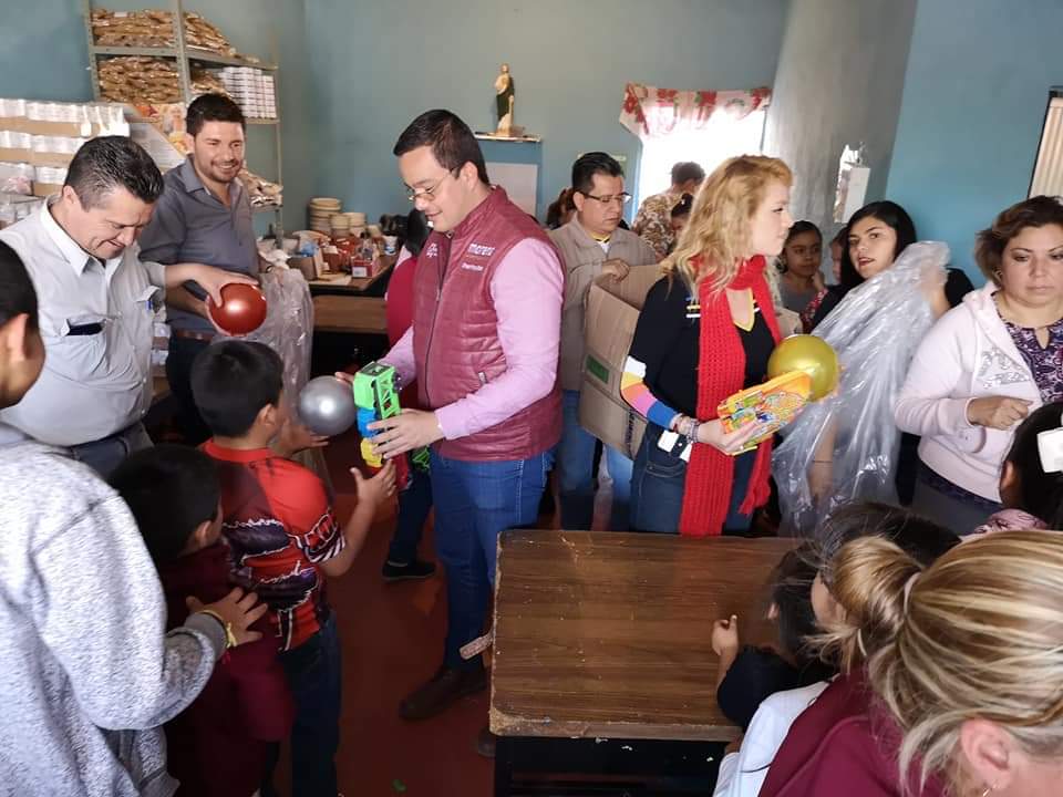 Neto_Prieto's tweet photo. El 4to lugar donde entregamos juguetes por encomienda de los #ReyesMagos, el pasado 6 de enero, #LosPrieto, lugar de donde eran parte de mis antepasados paternos. #Salamanca.
Me acompañó la regidora de #MORENA, Alma Berrones.
#SonrisasParaLosNiñosYniñasDeSalamanca
#SantosReyes https://t.co/6rngJHYiU5