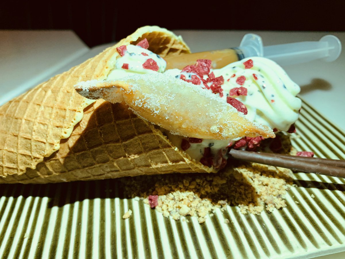 HedleyHymers's tweet photo. Some bao &amp; bites from BB DIFC; the apple waffle cone is a treasure chest of sweet apple wontons, biscuit crumb, freeze dried raspberry, #icecream and toffee sauce (injected to taste). Crack on! #bbdifc #dubai #dessert #mydubai  Loved it @BBdifc https://t.co/JWlB32SnFf